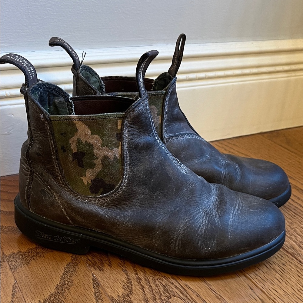 BLUNDSTONE BROWN LEATHER CHELSEA BOOTS WITH CAMO ELASTIC SIDES SIZE AU2 US3